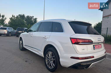 Позашляховик / Кросовер Audi Q7 2021 в 