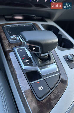 Позашляховик / Кросовер Audi Q7 2018 в 