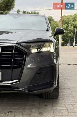 Позашляховик / Кросовер Audi Q7 2021 в 