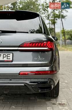 Позашляховик / Кросовер Audi Q7 2021 в 