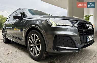 Позашляховик / Кросовер Audi Q7 2021 в 