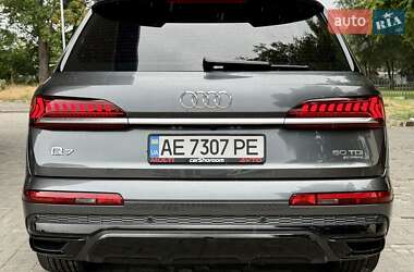 Позашляховик / Кросовер Audi Q7 2021 в 