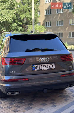 Позашляховик / Кросовер Audi Q7 2017 в 
