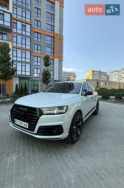 Позашляховик / Кросовер Audi Q7 2016 в 