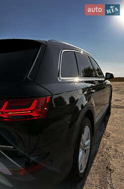 Позашляховик / Кросовер Audi Q7 2016 в 