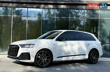 Позашляховик / Кросовер Audi Q7 2022 в 