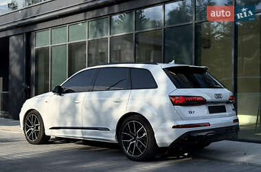 Позашляховик / Кросовер Audi Q7 2022 в 