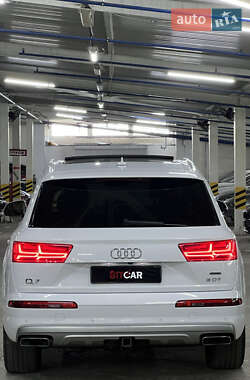 Внедорожник / Кроссовер Audi Q7 2017 в 