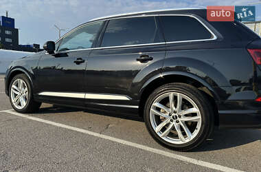 Позашляховик / Кросовер Audi Q7 2018 в 