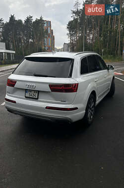 Позашляховик / Кросовер Audi Q7 2017 в 