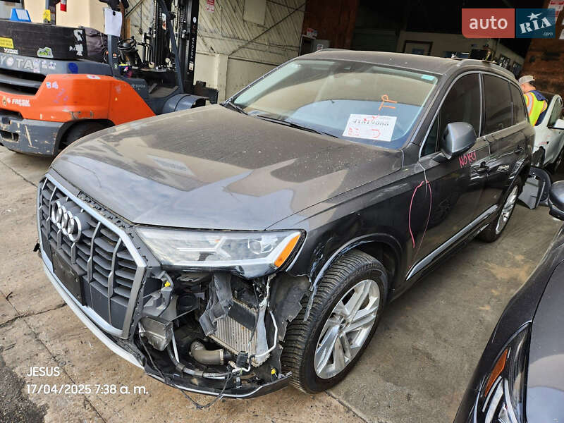 Позашляховик / Кросовер Audi Q7 2020 в 