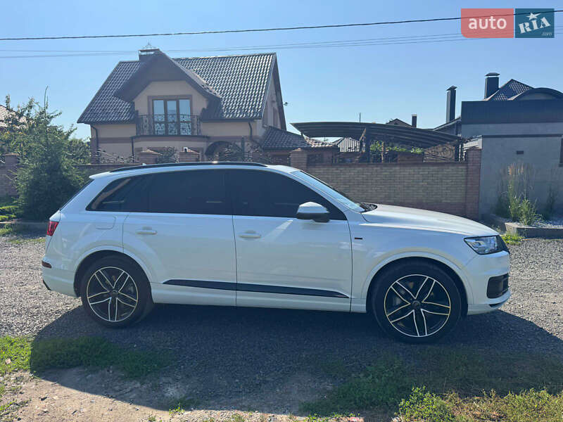 Позашляховик / Кросовер Audi Q7 2016 в 