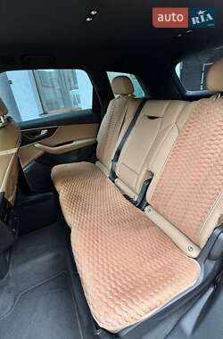 Позашляховик / Кросовер Audi Q7 2021 в 