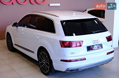 Внедорожник / Кроссовер Audi Q7 2015 в 