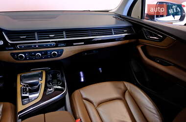 Внедорожник / Кроссовер Audi Q7 2015 в 