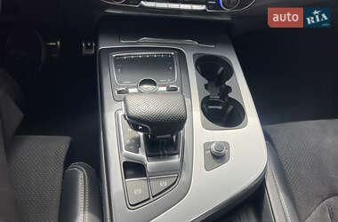 Позашляховик / Кросовер Audi Q7 2019 в 