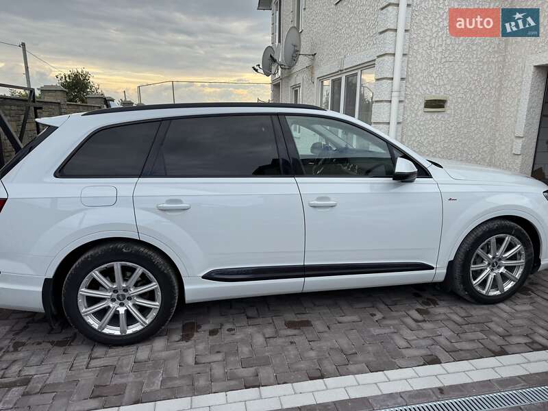 Позашляховик / Кросовер Audi Q7 2016 в Новій Ушиці