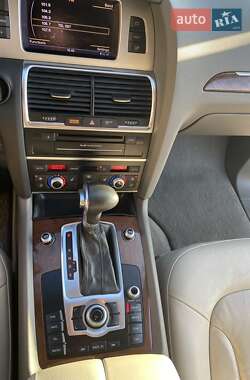 Позашляховик / Кросовер Audi Q7 2012 в 
