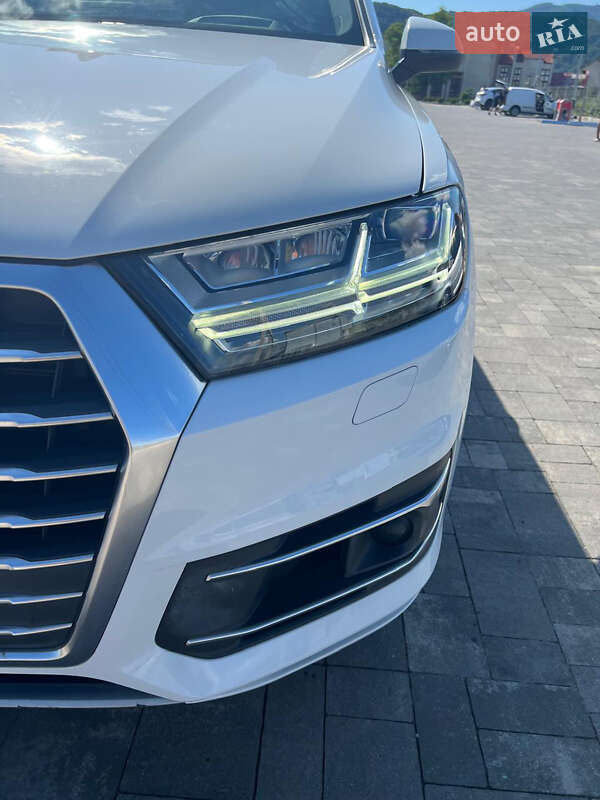 Позашляховик / Кросовер Audi Q7 2016 в Хусті