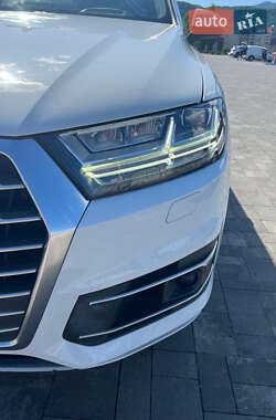 Позашляховик / Кросовер Audi Q7 2016 в 