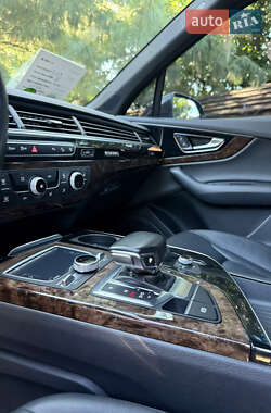 Внедорожник / Кроссовер Audi Q7 2016 в 