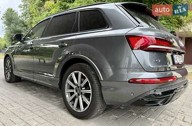 Позашляховик / Кросовер Audi Q7 2021 в 