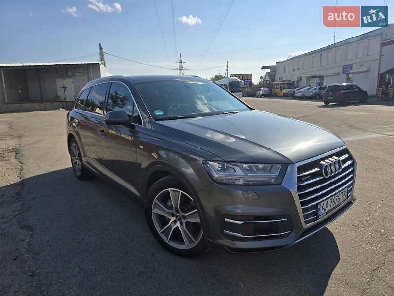 Позашляховик / Кросовер Audi Q7 2017 в 