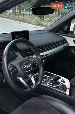 Позашляховик / Кросовер Audi Q7 2018 в 