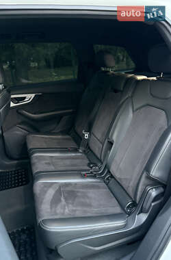 Позашляховик / Кросовер Audi Q7 2018 в 