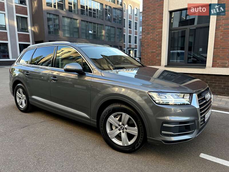 Позашляховик / Кросовер Audi Q7 2015 в 