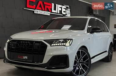 Позашляховик / Кросовер Audi Q7 2020 в 