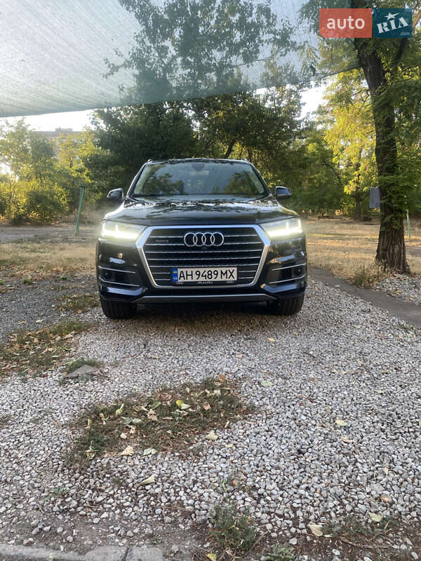 Внедорожник / Кроссовер Audi Q7 2016 в 