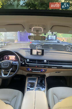Внедорожник / Кроссовер Audi Q7 2016 в 