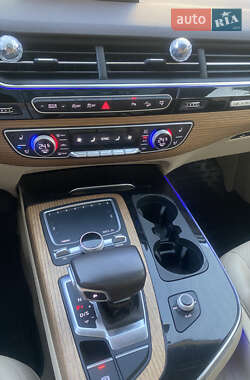 Внедорожник / Кроссовер Audi Q7 2016 в 