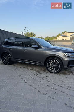 Внедорожник / Кроссовер Audi Q7 2021 в 