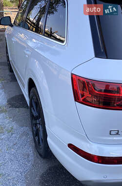 Внедорожник / Кроссовер Audi Q7 2016 в 