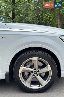 Внедорожник / Кроссовер Audi Q7 2017 в 