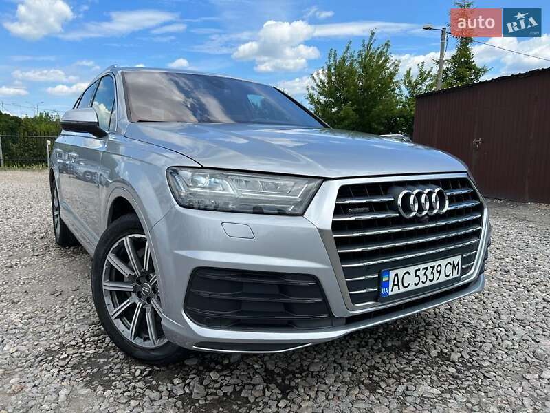 Внедорожник / Кроссовер Audi Q7 2017 в 