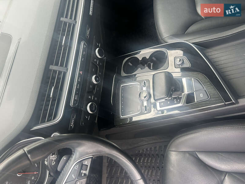Внедорожник / Кроссовер Audi Q7 2017 в Нововолынске