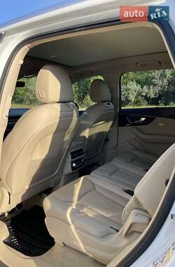 Внедорожник / Кроссовер Audi Q7 2016 в 