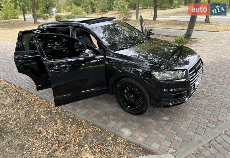 Внедорожник / Кроссовер Audi Q7 2017 в 