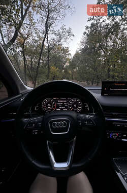 Внедорожник / Кроссовер Audi Q7 2017 в 