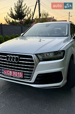 Внедорожник / Кроссовер Audi Q7 2017 в 
