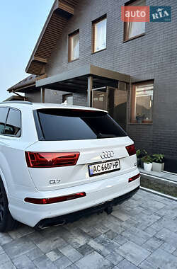 Внедорожник / Кроссовер Audi Q7 2017 в 