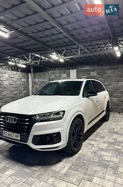 Внедорожник / Кроссовер Audi Q7 2017 в 