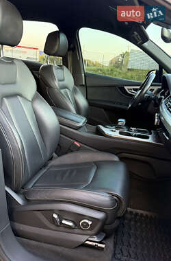 Внедорожник / Кроссовер Audi Q7 2016 в 