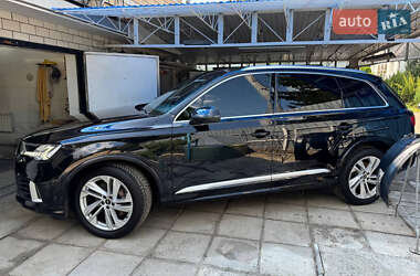 Внедорожник / Кроссовер Audi Q7 2021 в 