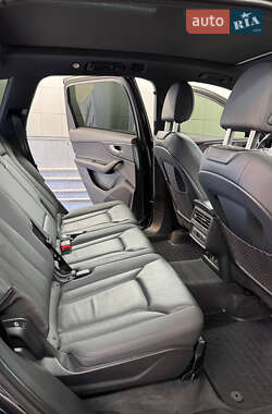 Внедорожник / Кроссовер Audi Q7 2021 в 