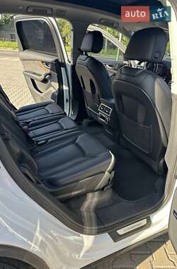 Внедорожник / Кроссовер Audi Q7 2016 в 