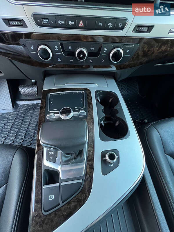 Позашляховик / Кросовер Audi Q7 2018 в Ромнах